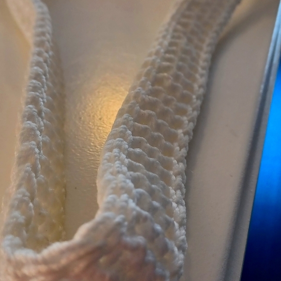 Absolutely amazing white crocheted purse. - Picture 4 of 7